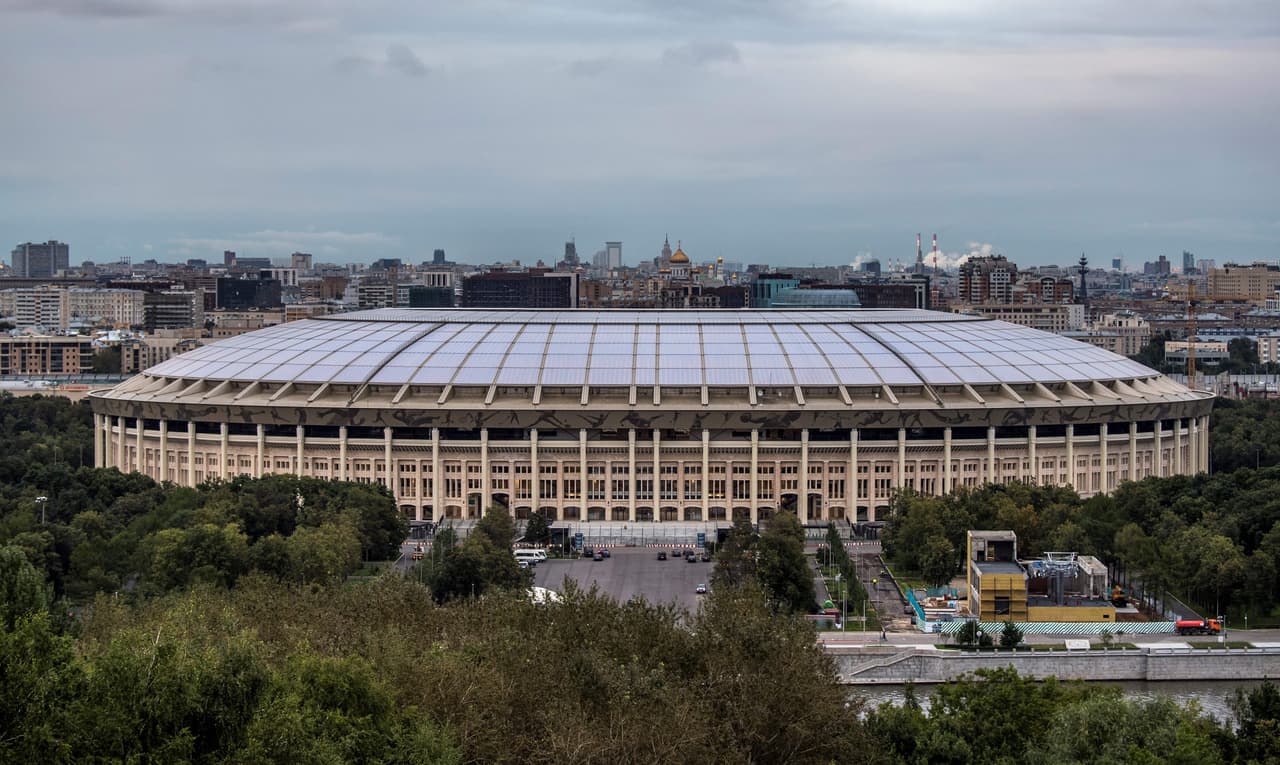 Las obras de remodelación en el
<b>Estadio Luzhniki (Moscú) </b>ya han terminado y el máximo escenario deportivo de los rusos está listo para recibir la Copa del Mundo de la FIFA. Albergará 80,000 espectadores y será sede del partido inaugural, la gran final y otros seis juegos.