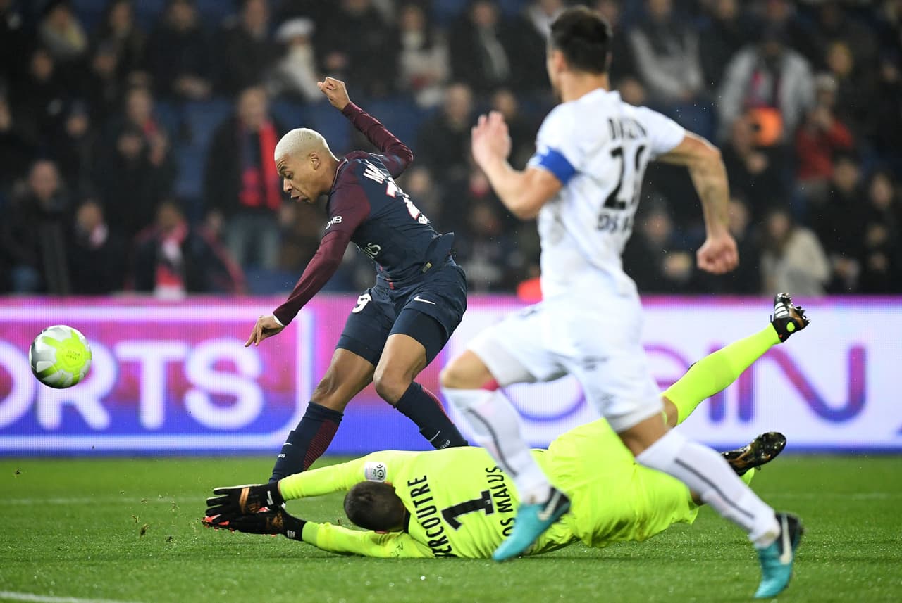 Y cómo no, comenzó metiendo peligro para buscar el gol que hiciera su cumpleaños más especial.