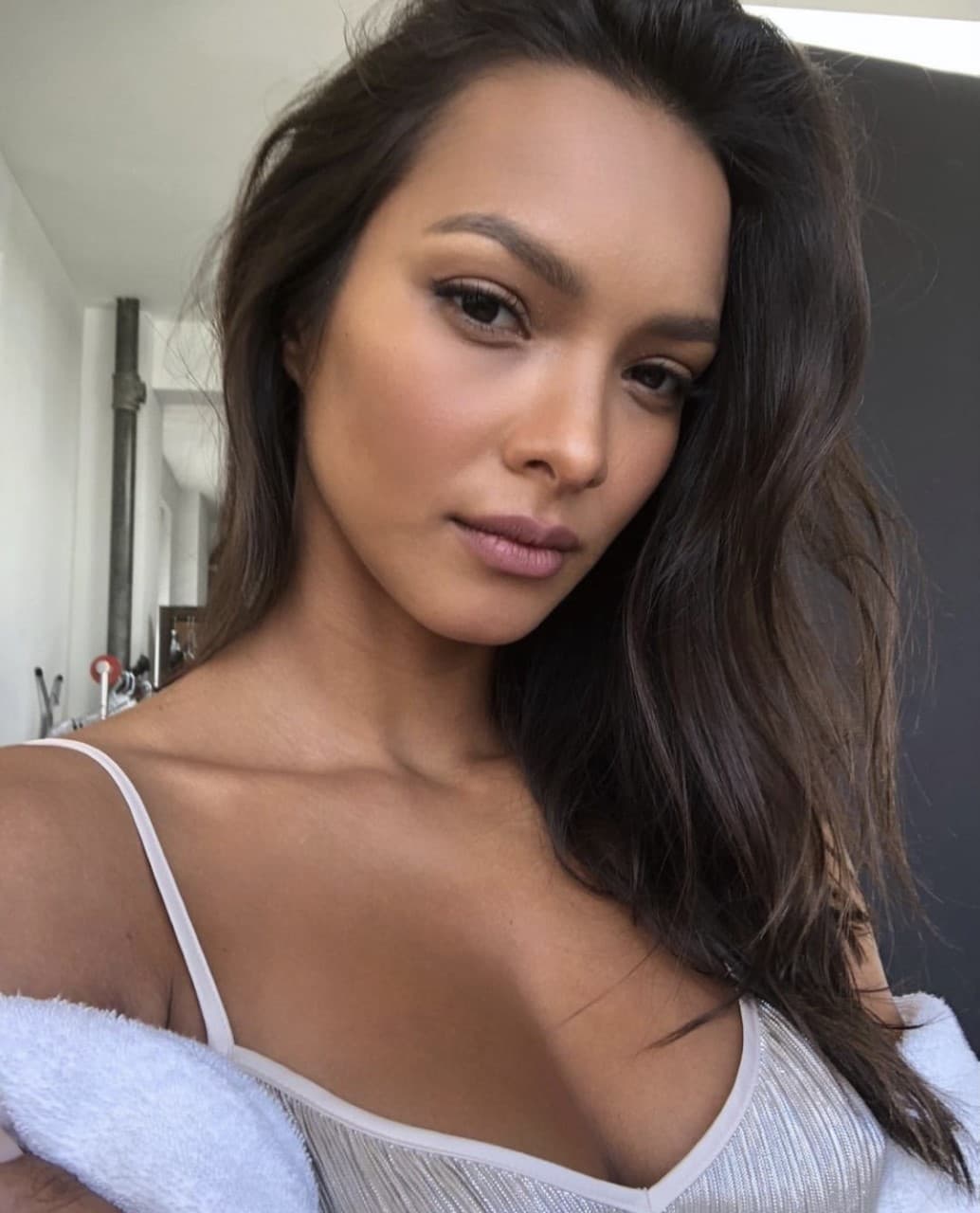 La modelo nació el Teresina, Piau, Brasil, el 5 de octubre de 1989.