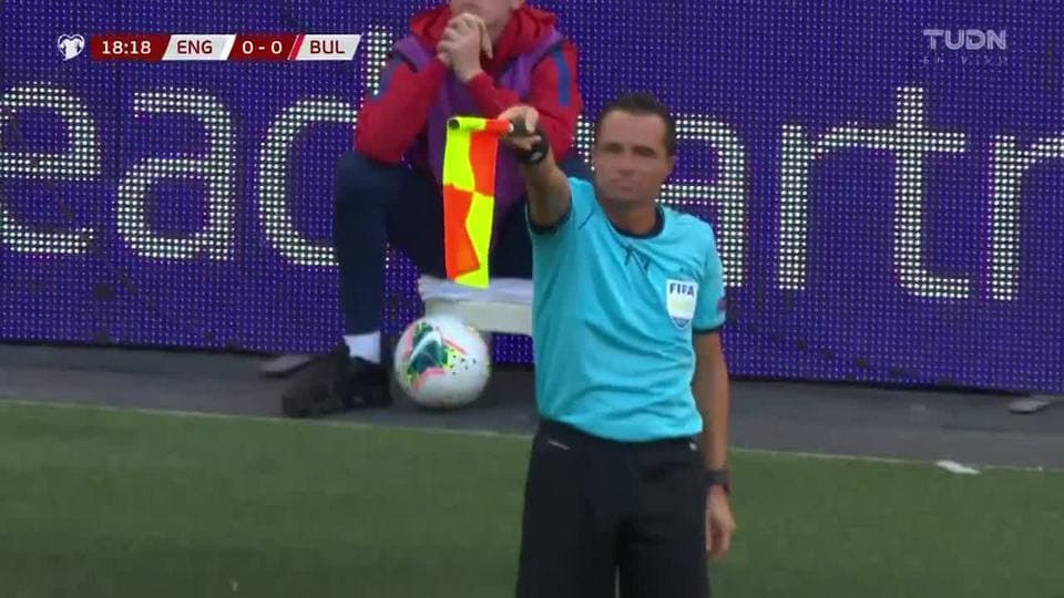 Fuera de juego de Raheem Sterling: El juez de línea levanta el banderín y anula la jugada.