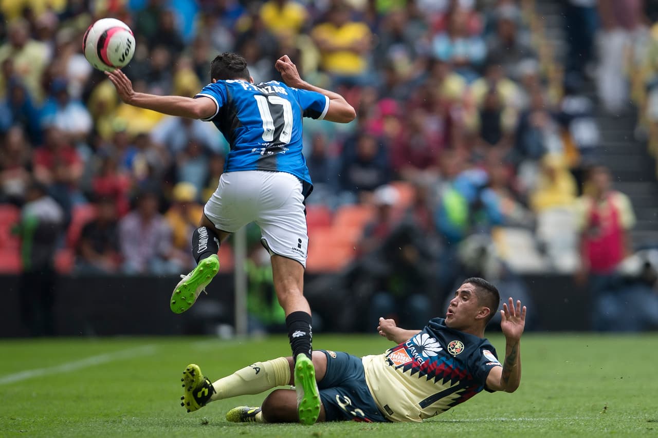 Querétaro presentó dos delanteros nominales en su formación inicial: Camilo Sanvezzo y Paolo Yrizar Martín del Campo