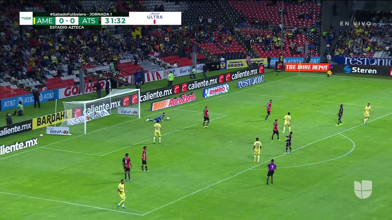 ¡TIRO ATAJADO! disparo por Miguel Layún.