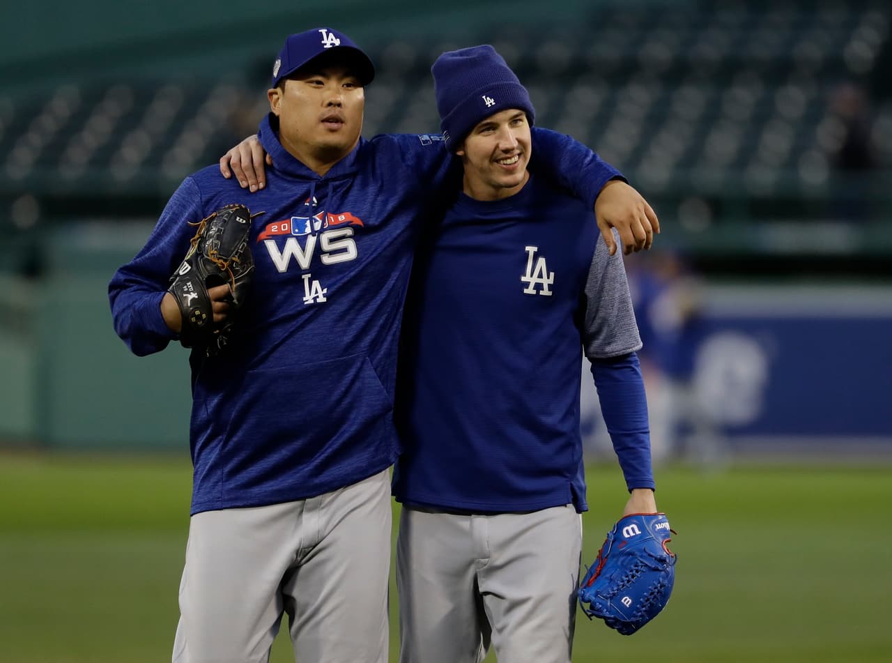 Hyun-Jin Ryu y Walker Buehler, designados abridores de los Juegos 2 y 3 respectivamente, se relajan previo al Juego 1 de la Serie MUndial que tendrá lugar este martes en Boston.