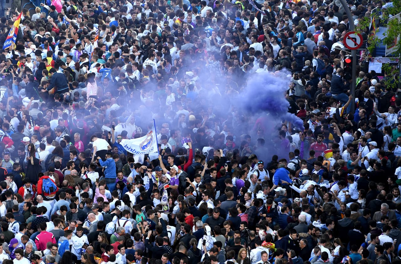 Los fanáticos de Real Madrid inundaron las calles en el camino del equipo al estadio Santiago Bernabéu previo al partido contra Bayern Municha en la vuelta de semifinales de la Champions League.