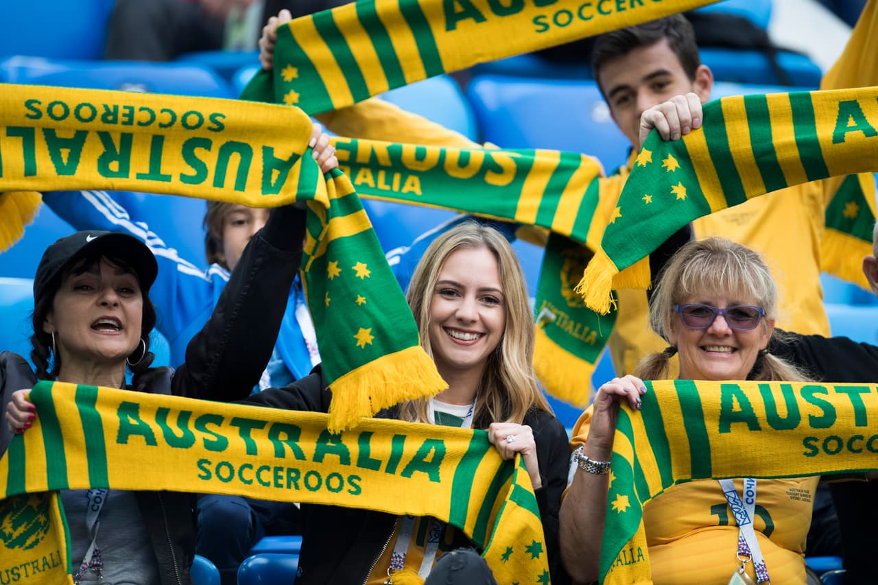 El ambiente, familiar para muchos australianos, no fue problema para que los camarógrafos encontraran en las graderías más hermosas mujeres, como la joven del centro.