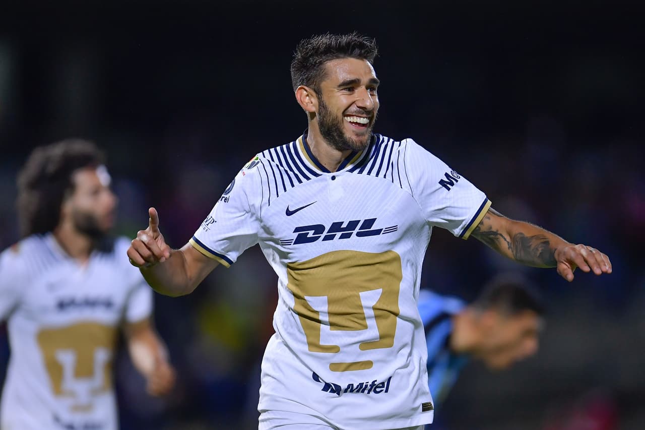 Pumas derrotó a Querétaro en la Jornada 13 y volvió a sumar puntos después de 10 fechas en el Apertura 2022. Eduardo Salvio y Juan Dinenno (con doblete) anotaron por parte de los universitarios, mientras que Ángel Sepúlveda descontó para los Gallos.