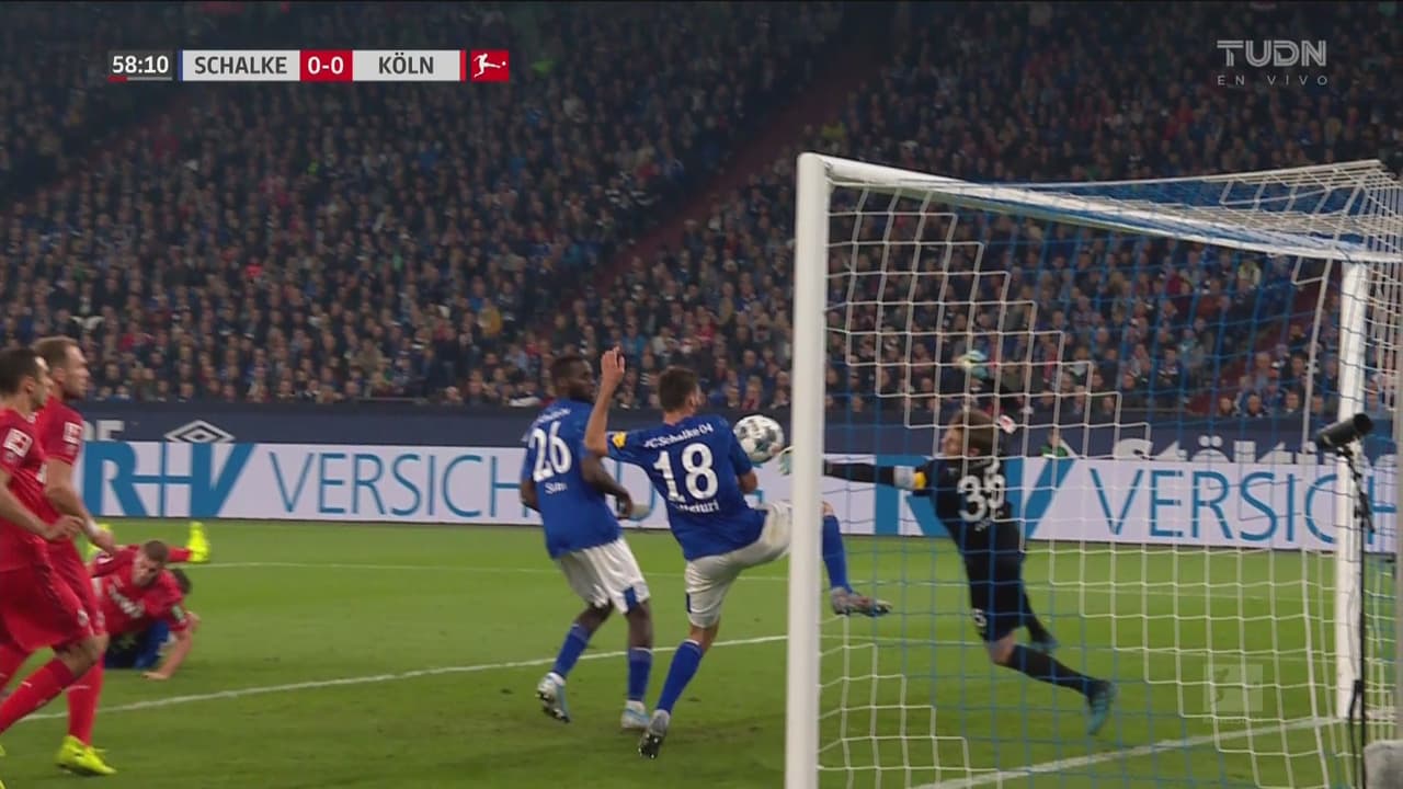 ¡Milagro y polémica en el área de Schalke por un posible penal!