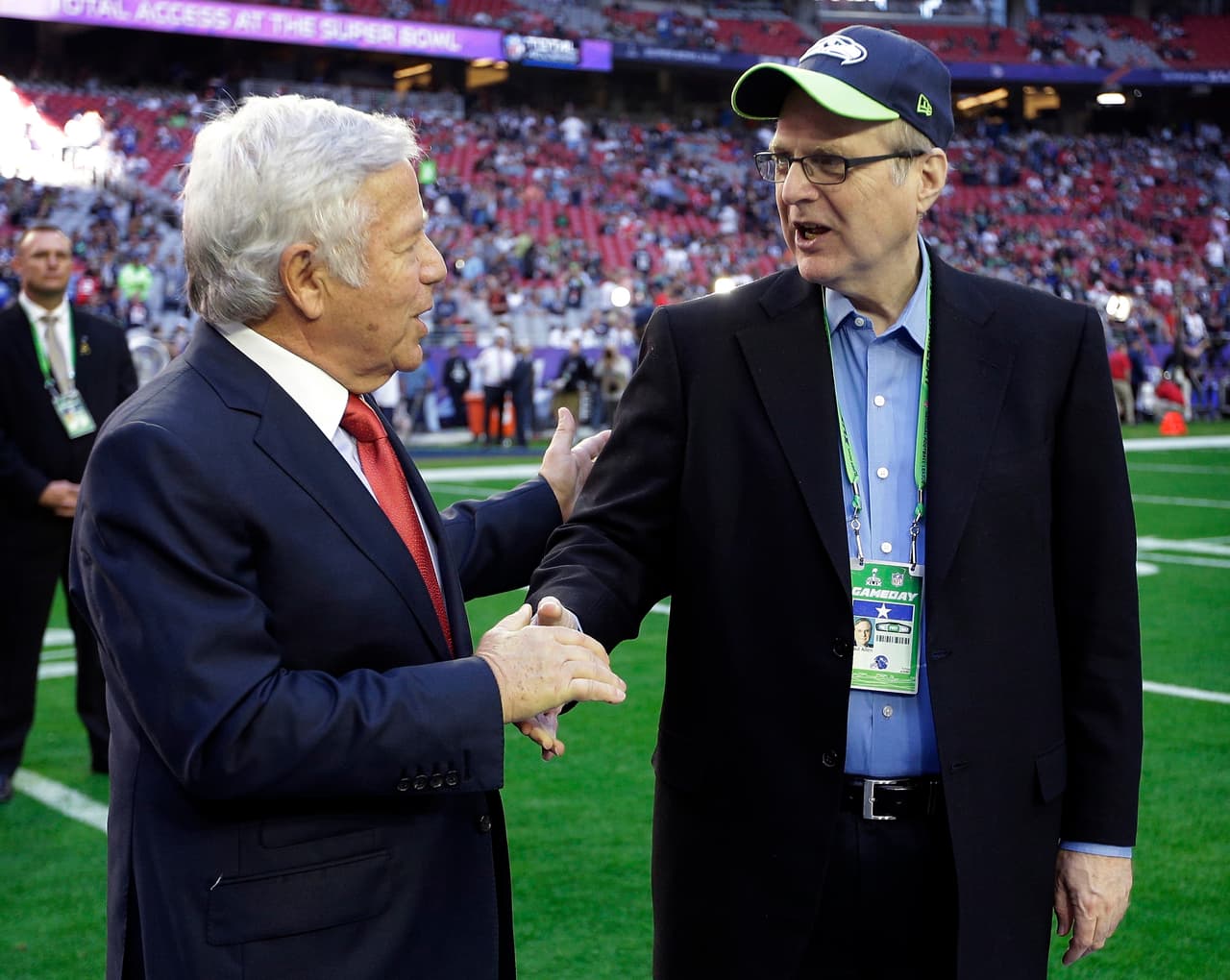 Con un valor neto estimado de 20 mil millones de dólares, al momento de su muerte era el dueño de la NFL más opulento. Pero se estima que en vida donó más de 2 mil millones a obras caritativas.