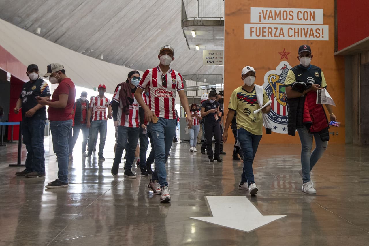 Los afortunados aficionados que consiguieron boleto para el partido más esperado de la temporada regular, comienzan a tomar sus lugares en el Estadio Akron a minutos del pitazo inicial.