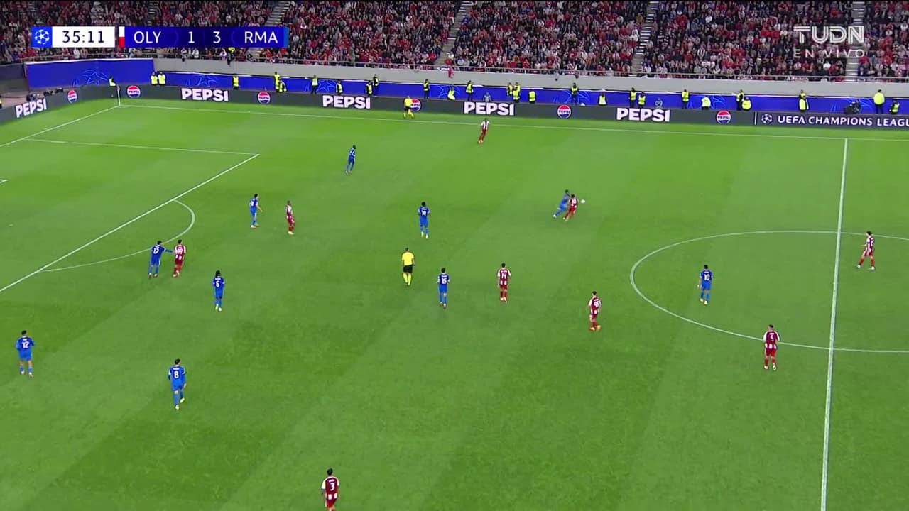 ¡CERCA! Aurélien Tchouaméni disparó que se estrella en el poste.