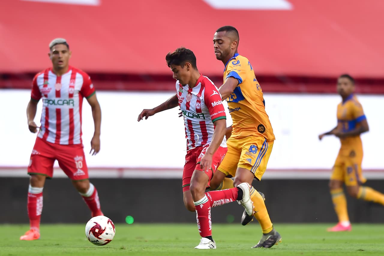 Pasada la primera media hora de juego, Tigres bajó la intensidad de los embates y Necaxa se paraba mejor en el campo.