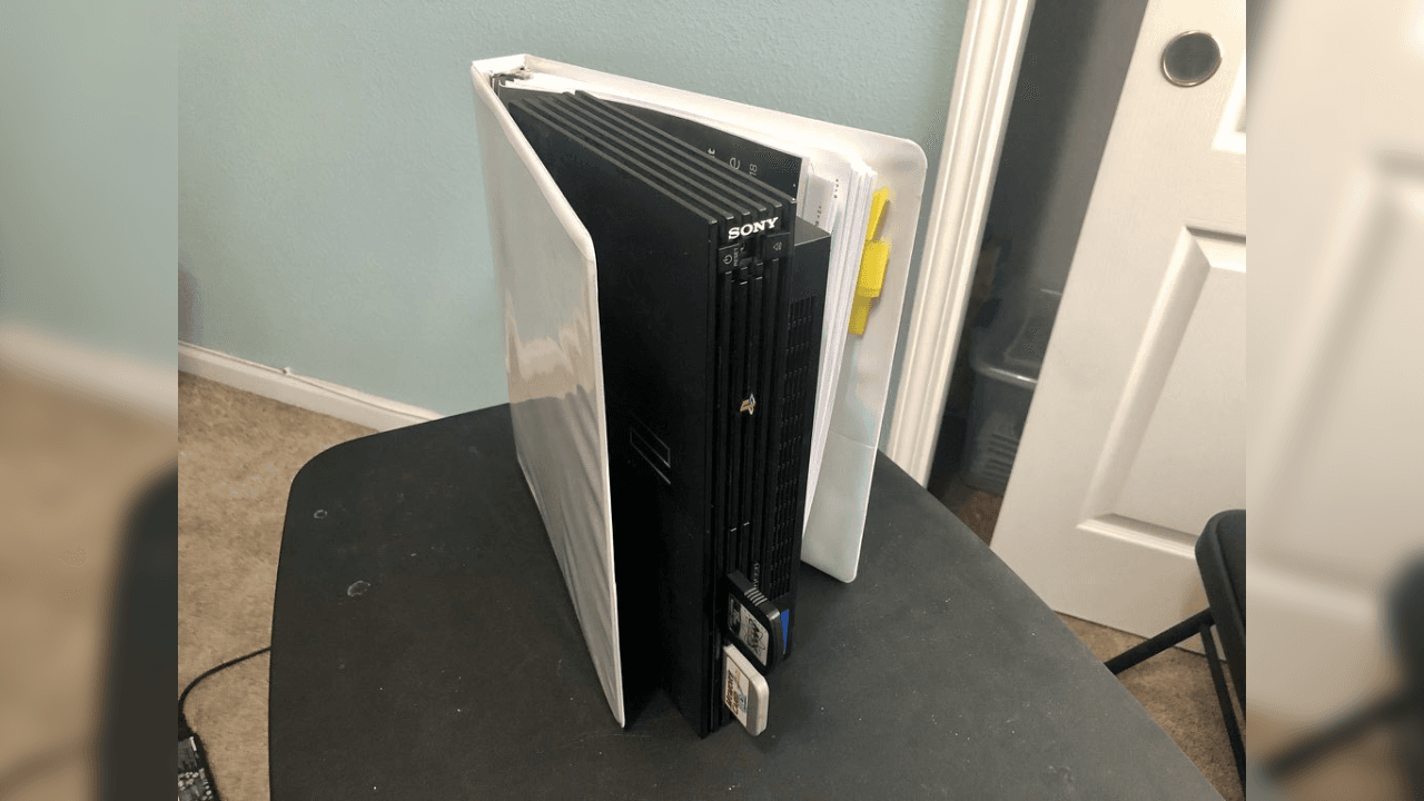 Cuando se dio a conocer el diseño de la nueva consola, varios usuarios publicaron fotos de artículos de casa, principalmente, refiriendo una similitud con el PlayStation 5.