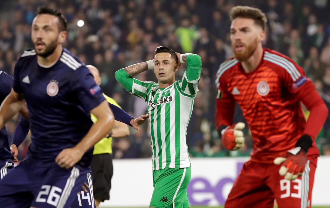 Y en el rebote apareció de nuevo el guardián del arco griego para mandar la pelota fuera de la zona de peligro con su pierna.