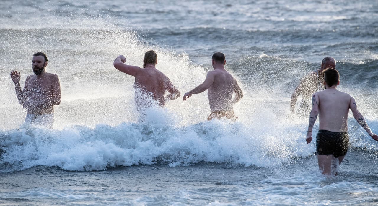 En el puerto de Ystad, Suecia, están de acuerdo con sus amigos italianos y creen que la mejor forma de empezar el año es con un baño helado en el mar.