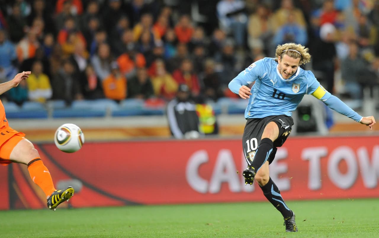 En ese partido, Forlán hizo de su rival una víctima de su capacidad, en el que fue su cuarto gol en el certamen.