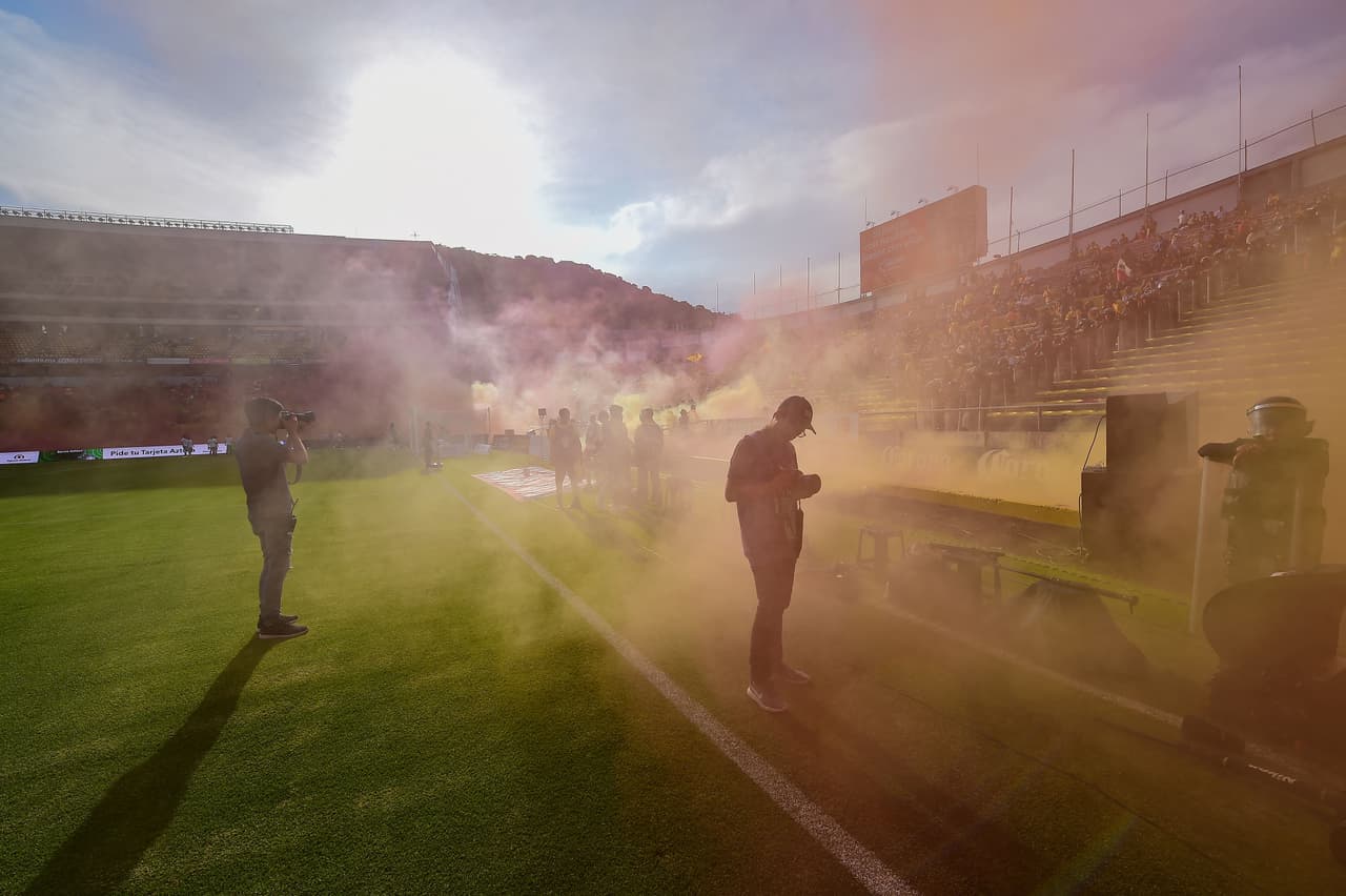 Los colores de la fiesta se prendieron en el estadio José María Morelos y Pavón en el duelo entre Monarcas Morelia y Santos Laguna en la segunda fecha del Apertura 2018 de la Liga MX.