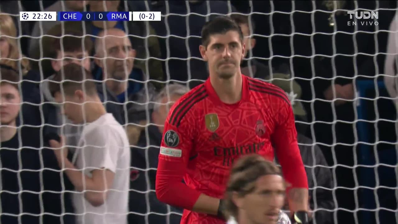 ¡TIRO ATAJADO! disparo por Thiago Silva.