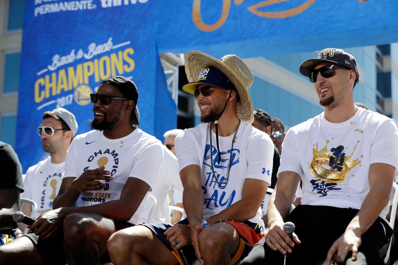 Miles de aficionados de los Golden State vivieron la celebración en un gran ambiente. Curry, Durant, Klay Thompson, Draymond Green y demás disfrutaron de su nueva victoria en el mejor baloncesto del mundo, la NBA.