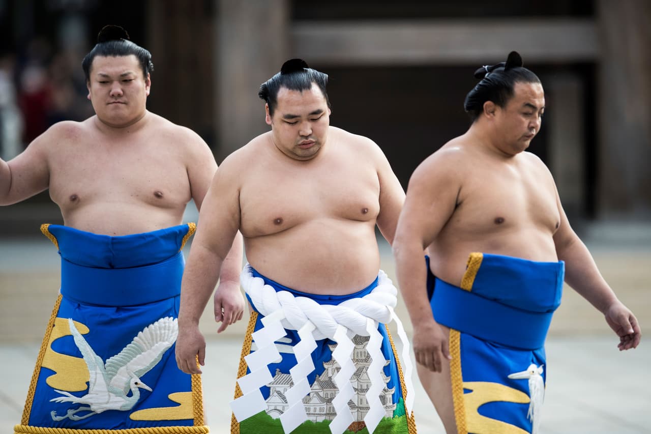 Al santuario asisten los luchadores con sus prendas, siguiendo la trdición shintoista antigua, de donde proviene este ritual.