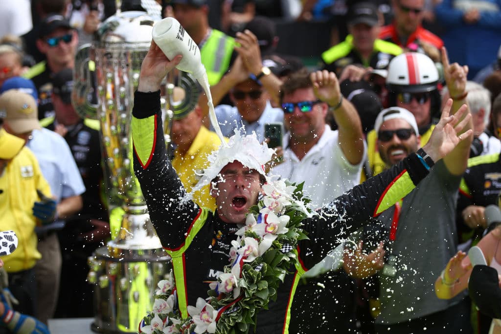 El francés Simon Pagenaud lideró en 116 de las 200 vueltas para coronarse campeón de la edición 108 de la carrera que corresponde a la IndyCar Series. Pagenaud es el primer francés desde que lo hiciera Rene Thomas en 1914. En Indianapolis se registran cinco ganadores franceses, aunque Gil de Ferran en 2003 y Gaston Chevrolet en 1920, aunque nacieron en Francia, se les tiene tomados en cuenta como de otras nacionalidades. Estas son las mejores imágenes de la carrera y los festejos de Pagenaud del equipo de Roger Penske.