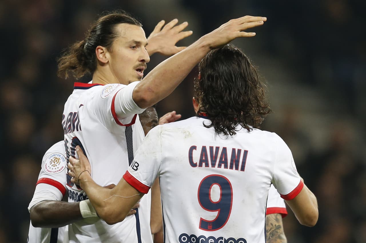 Ibrahimovic celebra uno de sus dos goles con Cavani