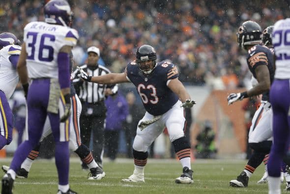 Roberto Garza ayudó de manera potencial a que su mariscal de campo, Jay Cutler, comandara a los Osos a la victoria ante los Minnesota Vikings 21-13. La línea ofensiva no permitió ninguna captura del QB y abrió los huecos para que Chicago corriera 138 yardas. Mira sus mejores imágenes. (AP-NFL)