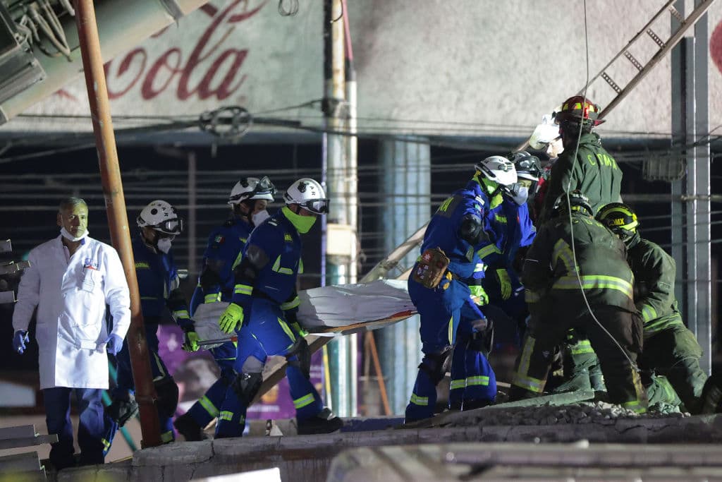 En las
<b>complejas labores de rescate</b> colaboran varios servicios de emergencias y fuerzas de seguridad.