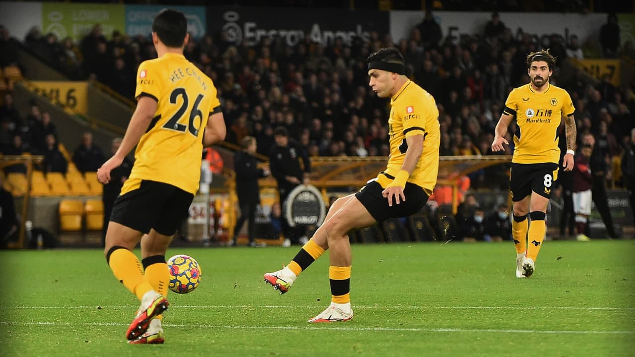 Nominan a Raúl Jiménez a gol del mes en la Premier League