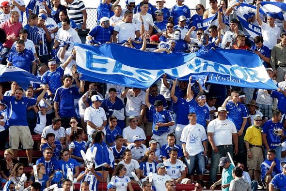 El Robertson Stadium de Houston se vistió de azul y blanco para el partido entre El Salvador y Honduras.
