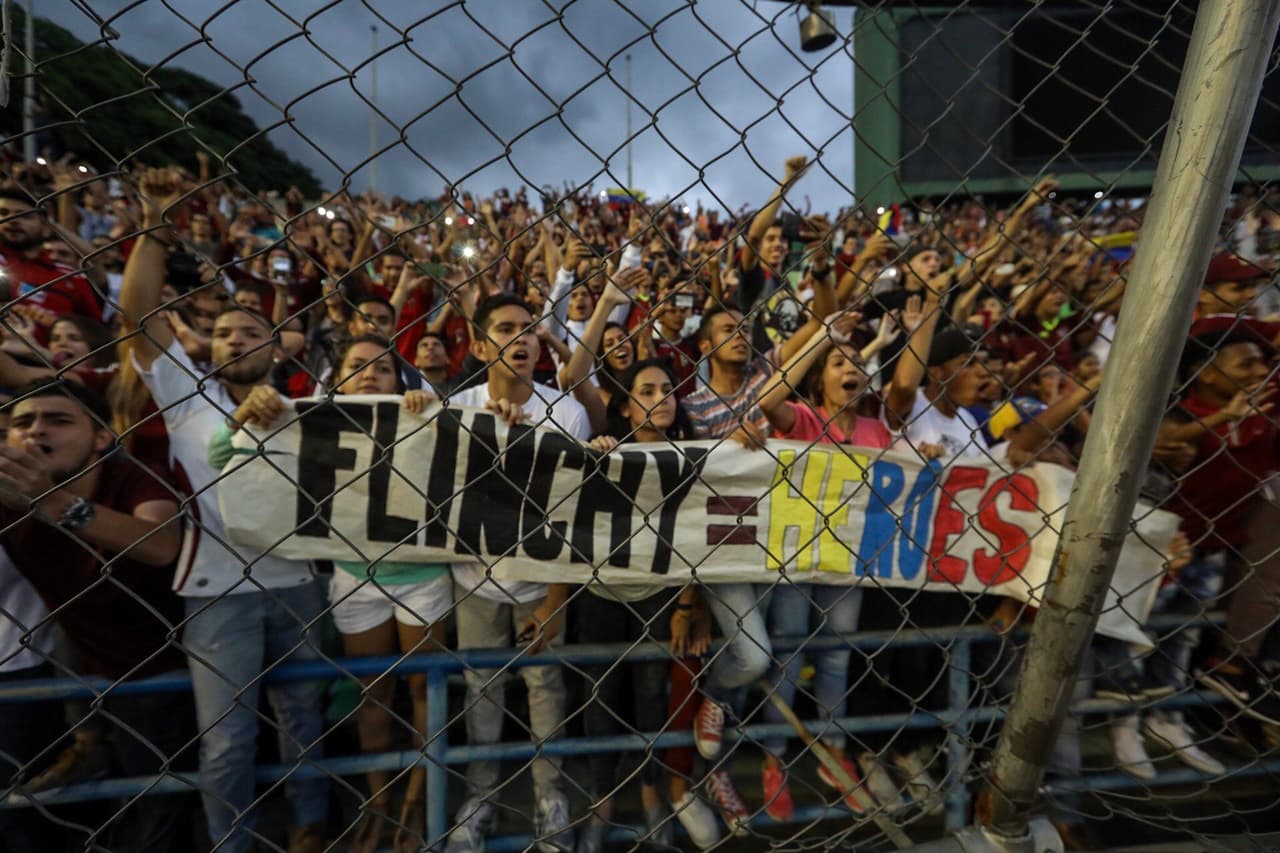 CAR138. CARACAS (VENEZUELA), 13/06/2017.- Fanáticos venezolanos participan en un homenaje a la selección Sub'20 de fútbol hoy, martes 13 de junio de 2017, en Caracas (Venezuela). Miles de venezolanos homenajearon este martes a los jugadores de la plantilla Sub'20 de su país, que obtuvo el subcampeonato en el Mundial de la categoría que se disputó hasta el pasado 11 de junio en Corea del Sur, con un multitudinario acto en el estadio Olímpico de la Universidad Central de Venezuela (UCV), en Caracas. EFE/MIGUEL GUTIÉRREZ