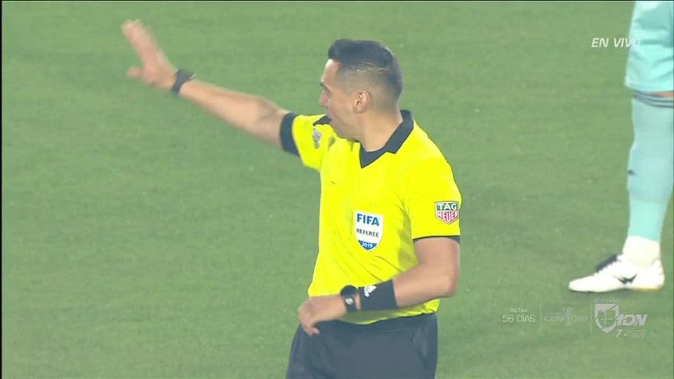 Arranca el partido y la pelota está en juego.