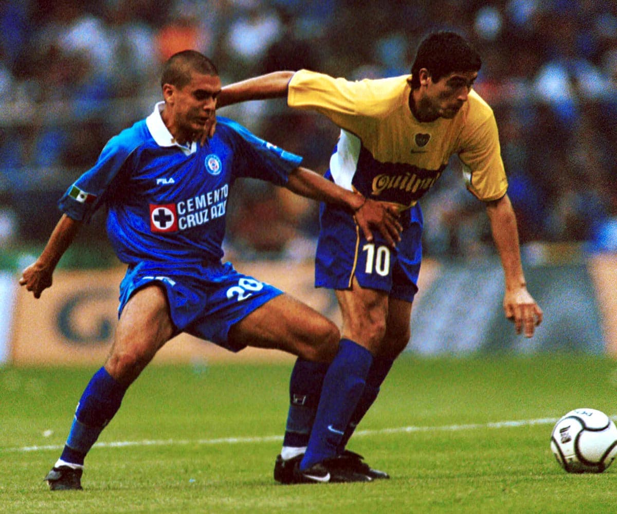 Ángel Morales (izquierda) trató de contener al talentoso mediocampista Juan Román Riquelme (derecha), quien desde el partido de ida buscó marcar la diferencia a favor de los Xeneizes.