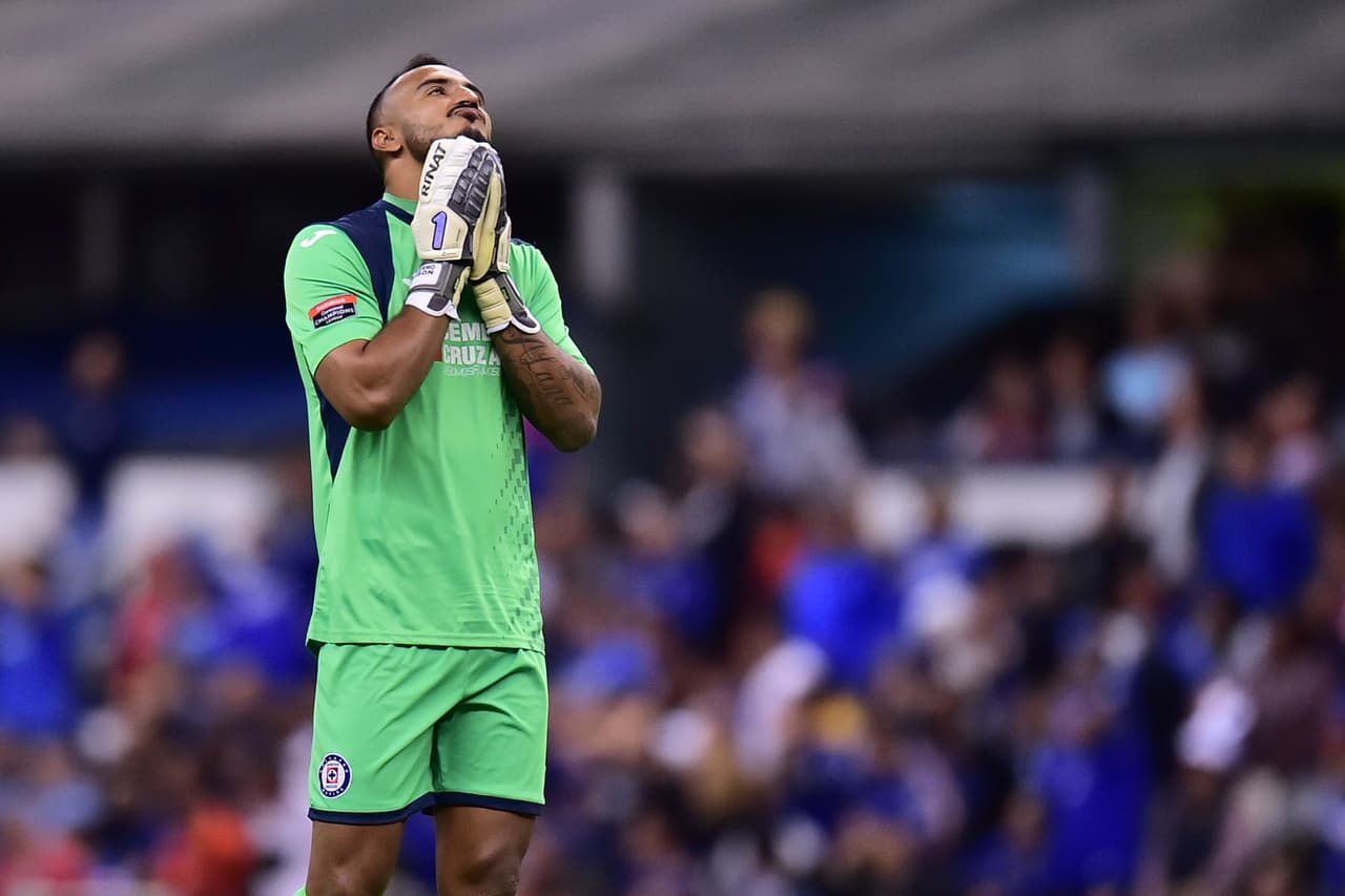 Los aficionados de Cruz Azul abuchearon al arquero Allison cada que balón que tocó.