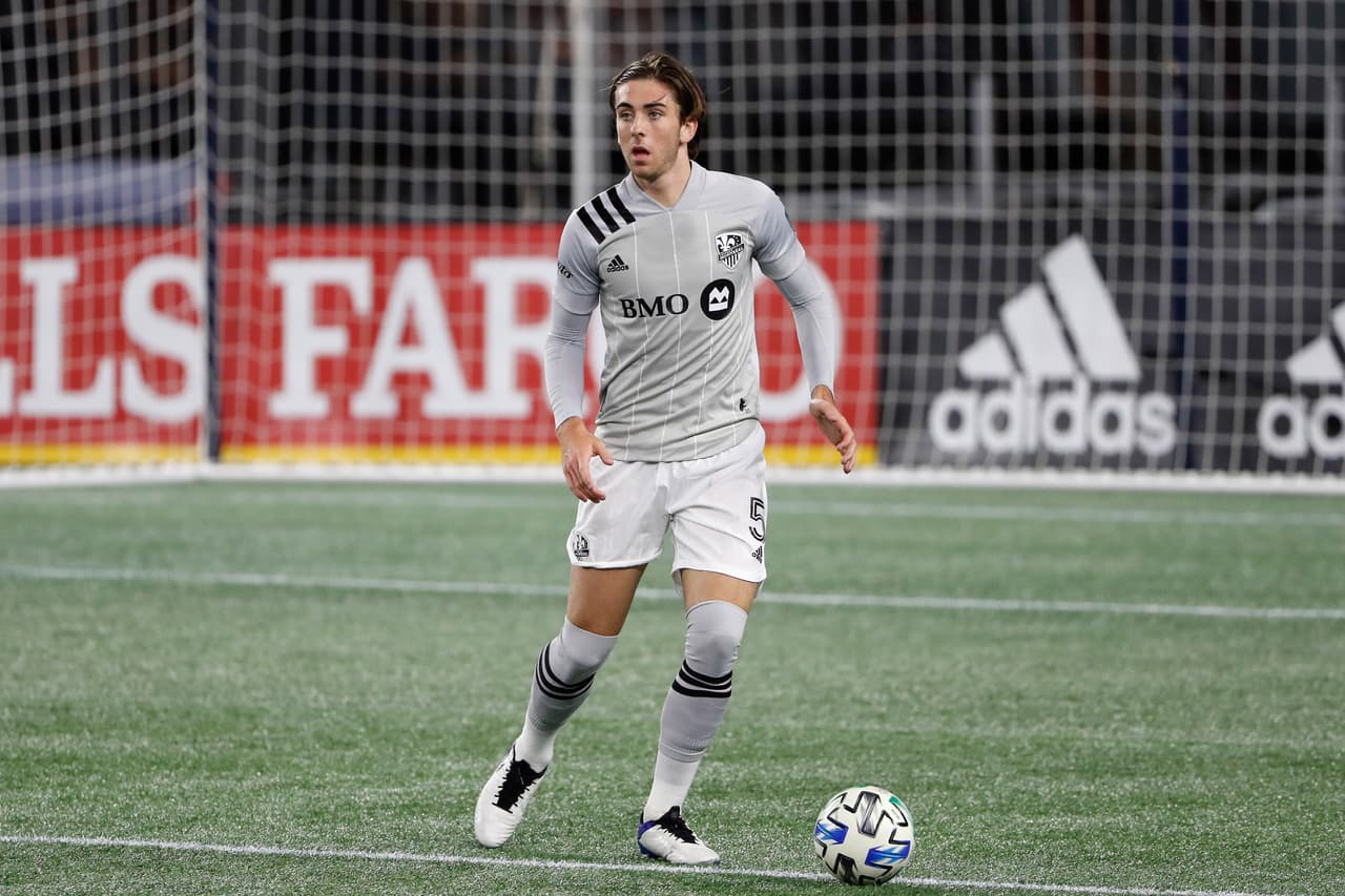 Vivos negros sobre el uniforme gris.