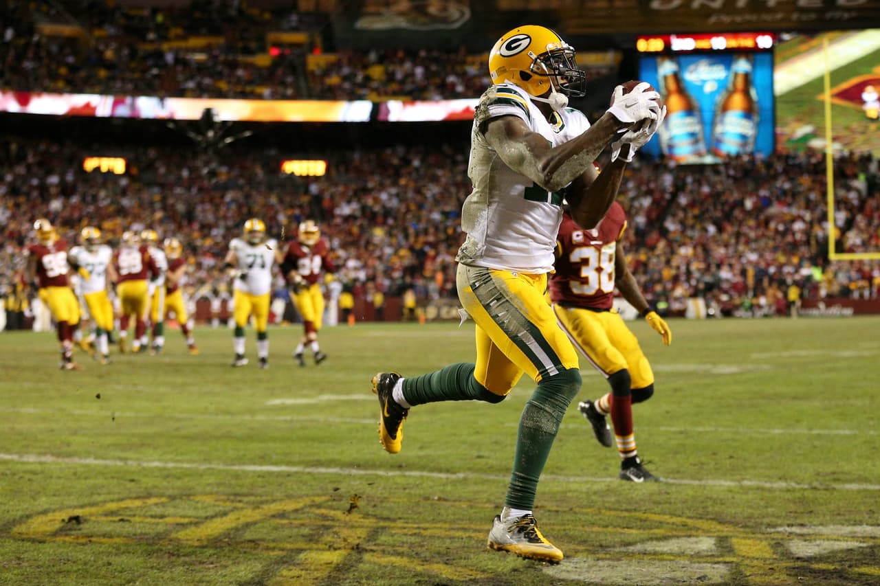 Rodgers encontró en la zona de anotación a Davante Adams.