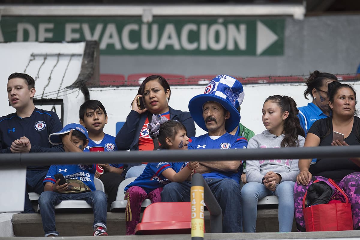 Fanáticos de Cruz Azul previo al encuentro ante León por la jornada 5 del Apertura 2018 de la Liga MX en el Estadio Azteca.