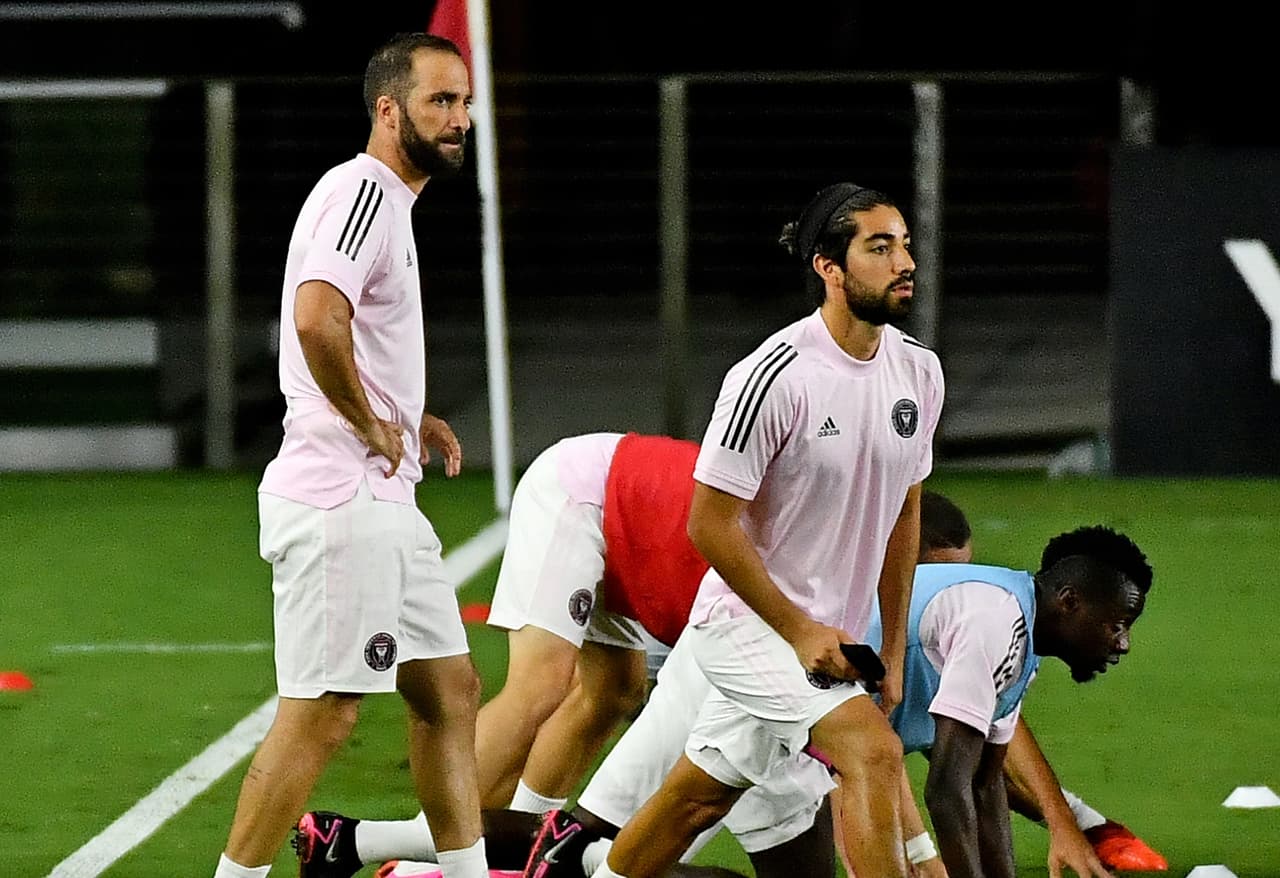 Gonzalo Higuaín y Rodolfo Pizarro