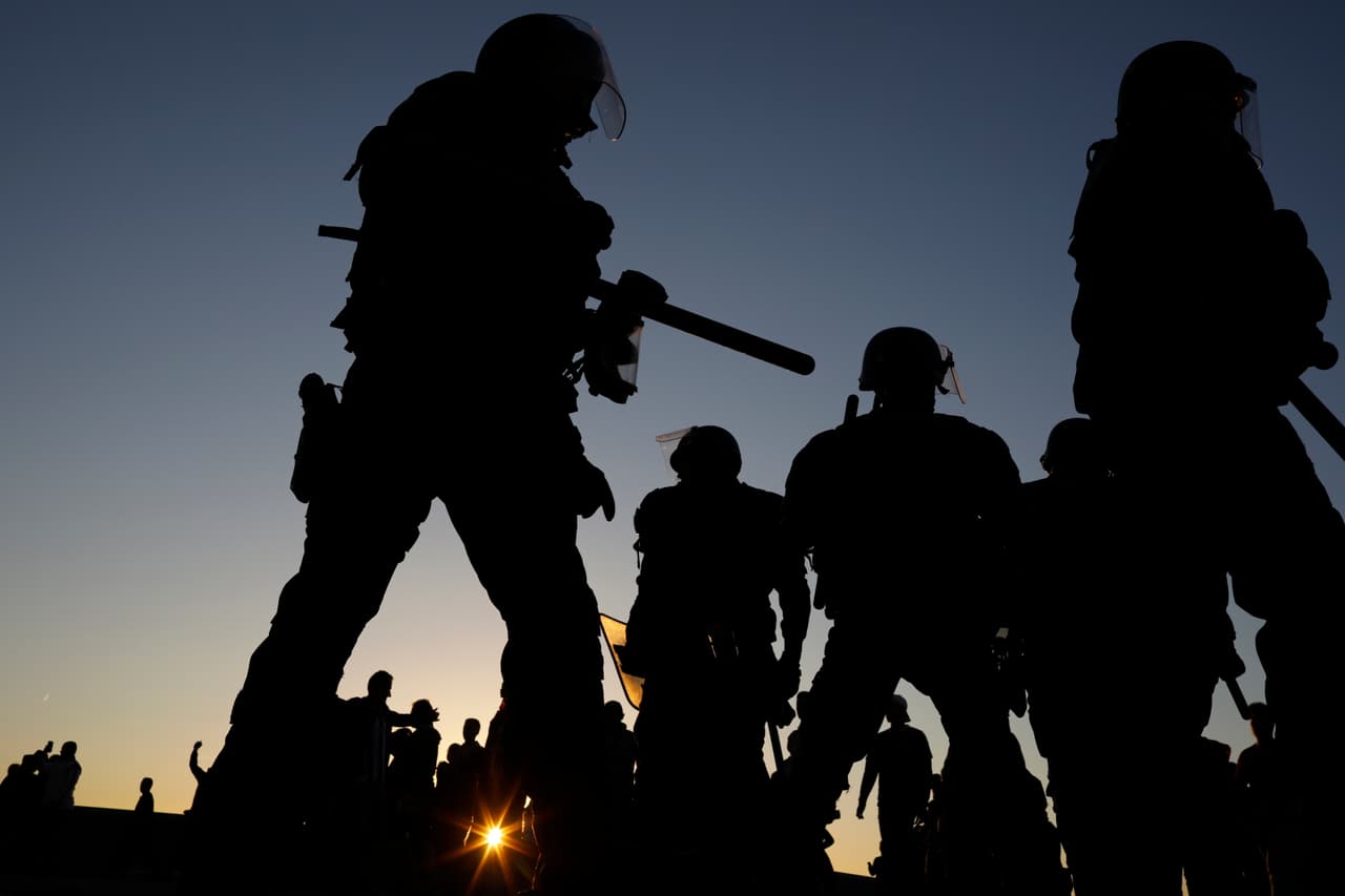 La policía no tuvo control de los desórdenes dentro del estadio del Lyon.