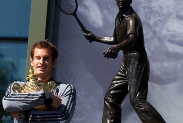 En tenis una mención especial para Andy Murray. El británico fue profeta en su tierra. Después de 77 años de triunfos extranjeros en Wimbledon, Murray por fin le devolvió la alegría a los ingleses, que no veían a un tenista local en su grama ganar desde que Fred Perry, junto a cuya estatua posa Murray, lo hizo en 1936.