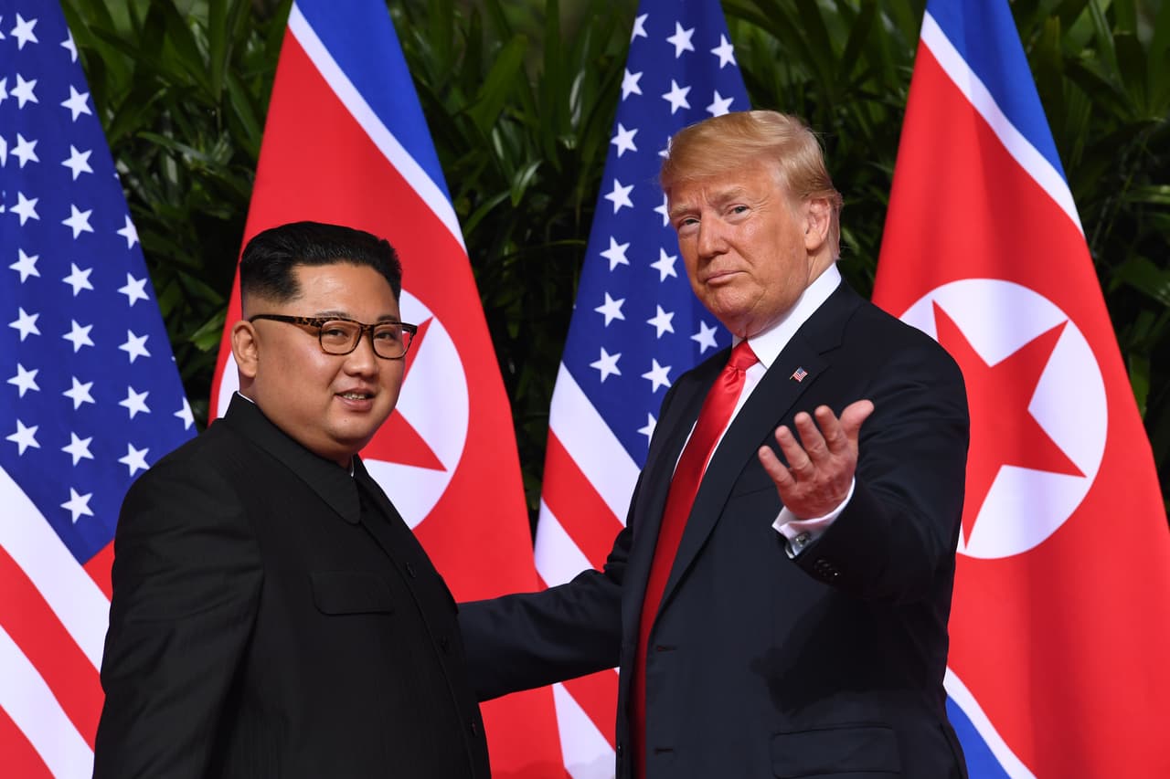 <b>El líder norcoreano Kim Jong Un saluda al presidente <a href="https://www.univision.com/temas/donald-trump">Donald Trump</a> (11 de junio de 2018).</b> Por primera vez,
<a href="https://www.univision.com/noticias/politica/un-placer-conocerle-senor-presidente-asi-fue-el-apreton-de-manos-historico-entre-donald-trump-y-kim-jong-un"><u>un presidente estadounidense en activo y un líder de Corea del Norte se dieron la mano</u></a>. Se esperaba que hablaran del proceso de desnuclearización de la península de Corea, es decir, de la extinción de armas nucleares en la región.
<a href="https://www.univision.com/local/austin-kakw/noticias/politica/hanoi-recibe-a-donald-trump-y-kim-jong-un-para-su-segunda-cumbre-fotos-fotos"><u>Los mandatarios tuvieron un segundo encuentro ocho meses después</u></a>.
<br>