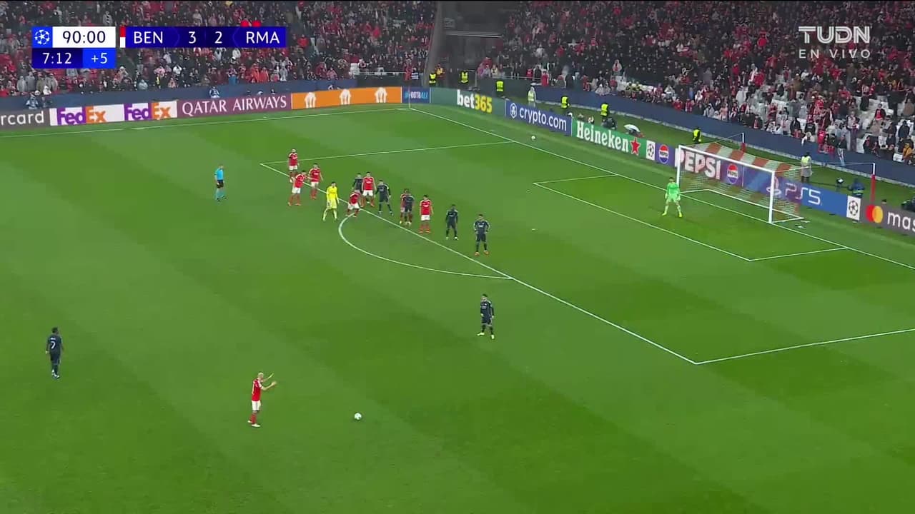 ¡GOL!  anota para Benfica. Anatoliy Trubin