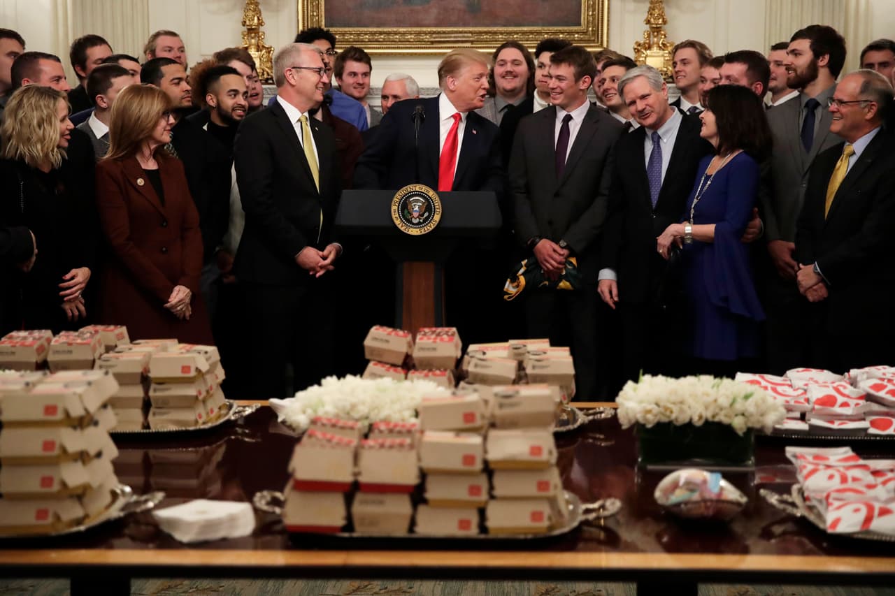 Es así como Donald Trump le dio un banquete peculiar a los jugadores de North Dakota State Bison con manjares de McDonald's y Chick-fil-A, para que los campeones de Clemson no sintieran una diferencia en el trato.