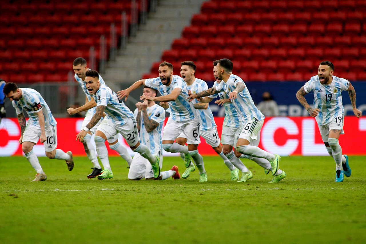 Sus compañeros corrieron hacia a él para festejar el pase a la gran Final de la Copa América 2021 que disputarán ante Brasil el próximo sábado 10 de julio a las 20:00 horas ET.
