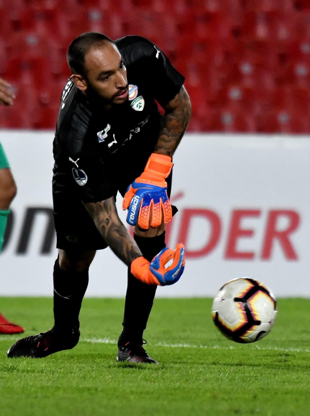 El arquero Diego Novoa, de La Equidad, es un veterano que se caracteriza entre otras por sus cualidades como atajador de penaltis, lo que le daba confianza en la definición desde ese punto en medio del empate.