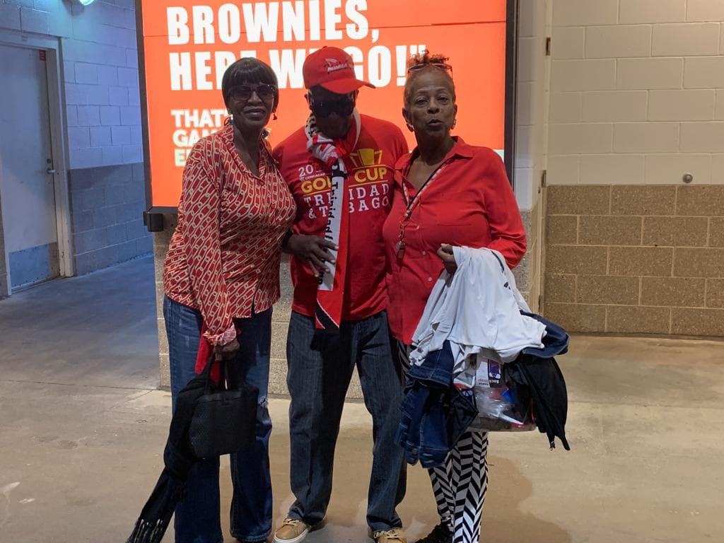 Los fanáticos estadounidenses y trinitenses se preparan en el FirstEnergy Stadium de Cleveland, Ohio, para su encuentro en el Grupo D de la Copa Oro.