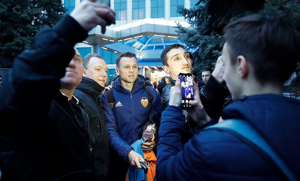 Miles de fanáticos del Krasnodar, así como cientos del Valencia, se pusieron cita este jueves para vivir la definición de la serie de Octavos de Final de la Europa League entre sus equipos. Unos con el deseo de darle vuelta al global y otros esperando poder mantener la diferencia.