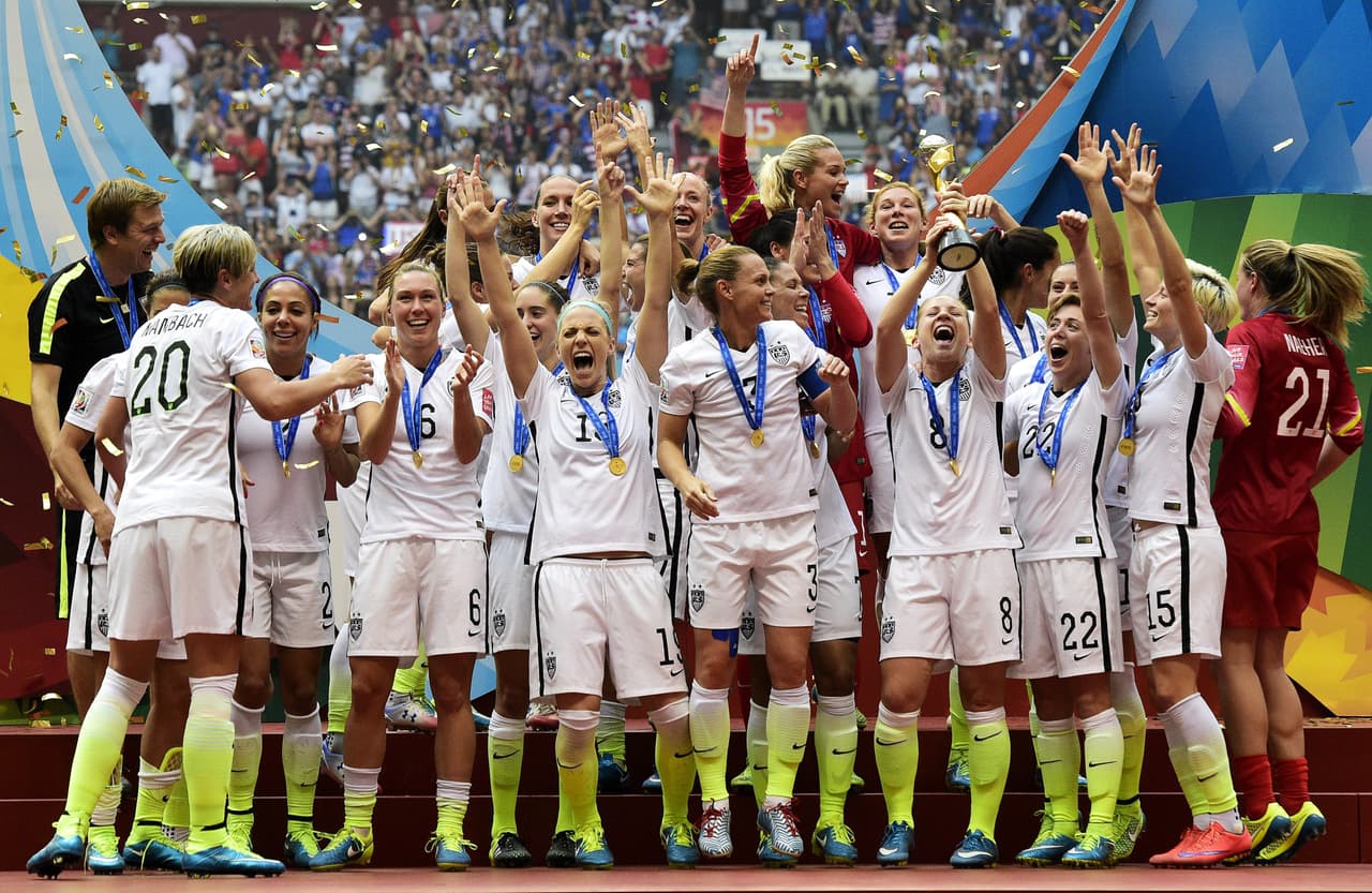 El trofeo de campeonas del mundo, pasó por todas las manos de las futbolistas quienes se encontraban emocionadas por ser parte de la historia del fútbol femenil.