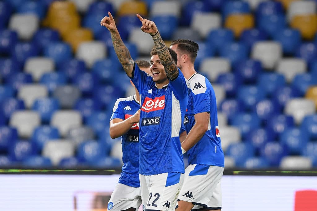 Giovanni Di Lorenzo se encuentra con un rebote en la línea y empuja el balón para empatar el encuentro.