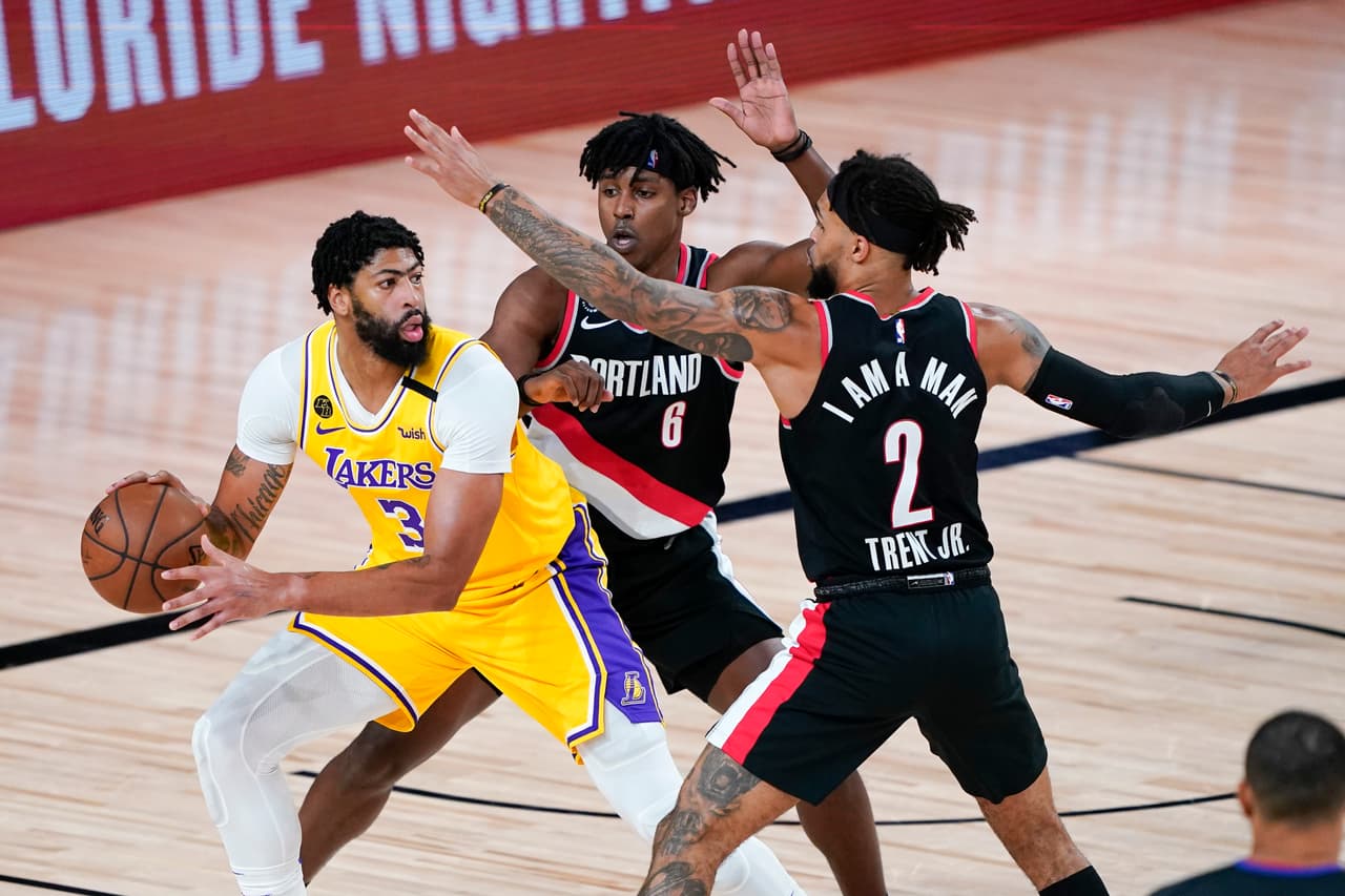El partido inició muy parejo, los líderes de ambos equipos tomando las riendas, Mc Collum por parte de los Blazers y Davis por Los Angeles.