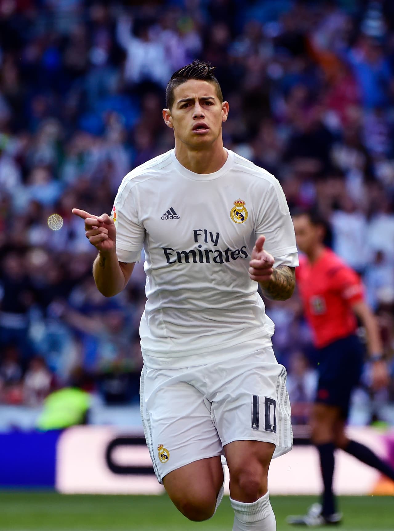 Mirror y Telegraph publicaron hace unos días que otra apuesta de Mourinho será 'rescatar' a James Rodríguez de su periplo en España para llevarlo a jugar en la Premier League a comandar el proyecto del Manchester United jugando al lado de Ibrahimovic y Rooney. En el papel no suena tan descabellado pensar que se realice la negociación pero falta que el Real Madrid acepte desprenderse de su gran apuesta tras el Mundial aunque Zidane no lo ocupe.